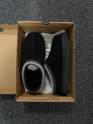 Ugg Tasman  - Helt nya, liten i storlek så passar mer om du har storlek 42. Oanvänd och kommer precis som på bilden! 