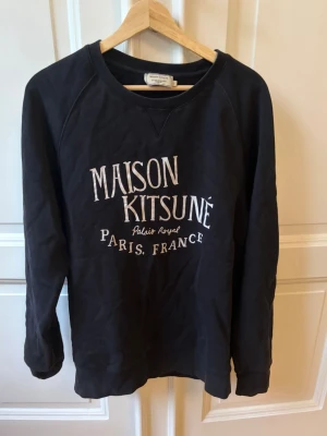 Maison Kitsuné svart sweatshirt - Svart sweatshirt från Maison Kitsuné. Passar L/M