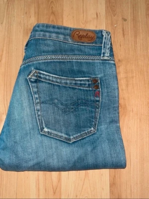 Replay jeans  - Snygga Repaly jeans i blå färg med konstant sa mönster. Midja 35cm, längd 97cm. JAG SKICKAR EJ FLER BILDER NÄR JAG BÄR JEANSEN! för bättre inblick i passformen rekommenderar jag att googla på modellnamnet. För storleksguide kolla måtten noggrant då jeansen alltid kan vara uppsydda heller krympta och jag ej tar emot returer :) s6,3