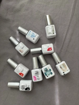 Gel nagellack från Depend i olika färger - Säljer flera flaskor Depend Gel i olika färger och effekter, bland annat rött, blått, vitt, glitter och rosa. Flaskorna har en stilren vit design med silverfärgat lock. Perfekt för dig som gillar att fixa naglarna med gelé. ORIGINAL PRIS 60kr st. Alla är inte använda. Och ifall dom är använda så är de 1-2 gånger.