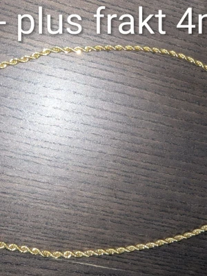 Guldpläterade rostfritt stål halsband unisex - Snyggt halsband i guldfärgad metall med tvinnad design. Kedjan har en elegant och enkel look som passar till många olika stilar. Perfekt accessoar för att lyfta din outfit.