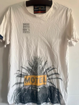 🤍✨ Vit herr T-shirt med grå tryck – Diverse ✨🤍 - 🤍✨ Vit herr T-shirt med grå tryck – Diverse ✨🤍  🌸 Säljer en vit herr T-shirt med gråa texter och mönster. I bra skick, bekväm och perfekt för vardagsbruk 💕  🏷️ Märke: Diverse 👕 Storlek: XXL  📏 Mått: 📐 Bredd: 104 cm 📏 Längd: 74 cm  💌 Hör gärna av dig om du har frågor. Välkommen att köpa! 😊