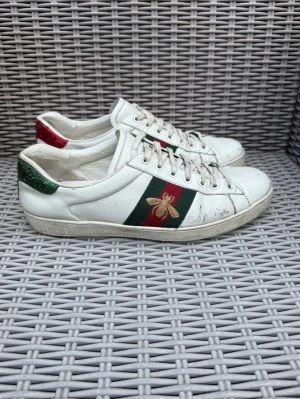 Gucci Ace Bee - Gucci Ace Bee || Storlek 43,5 (UK 9,5) Inermåttet är 28,5cm || Skorna är i okej skick, slitage förekommer (se bilder) || Mitt pris 1499kr || Tveka inte på att höra av dig vid frågor eller funderingar 