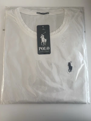 T-shirt  - En oanvänd T-shirt skriv om ni vill ha mer information eller mer bilder 
