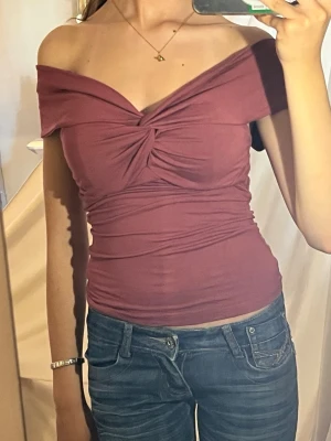 Vinröd offshoulder topp med twist - Jag är öppen för prisförslag, färgen är svår att förklara men den är en blandning av rosa, vinröd och lila, den är ungefär som denna sötpotatis  🍠 💗