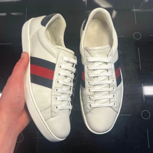 Gucci Ace skor - Hej! Säljer nu dessa Gucci-skorna. Skorna är i väldigt fint skick och storlek 6 vilket motsvarar cirka 40. Fråga om innermått vid osäkerhet. Hör av dig vid frågor!