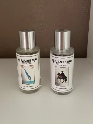 Parfymduo från One Bold Chemist - Två unika parfymer från One Bold Chemist: ALIMARIN 15.0 med blå etikettmotiv och ÉCLANT 149.0 med motiv av en ryttare. Båda flaskorna är genomskinliga med silverfärgade lock och minimalistisk design. Perfekt för dig som gillar nischade dofter.