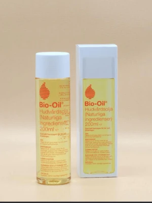 Bio-Oil Hudvårdsolja 200ml - Ca 70% av burken kvar! Bio-Oil Hudvårdsolja med naturliga ingredienser, 200ml. Kommer i en genomskinlig plastflaska med vit skruvkork och orange text. Oljan är ljusgul och förpackningen är vit med samma design. Perfekt för återfuktning och hudvård.