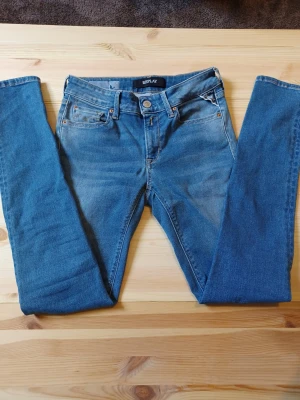 Replay Hyperflex Jeans W26/L30 - Replay Hyperflex! Trendigaste jeansen på marknaden. Ny pris= 1800 kr Säljs för= 299 kr