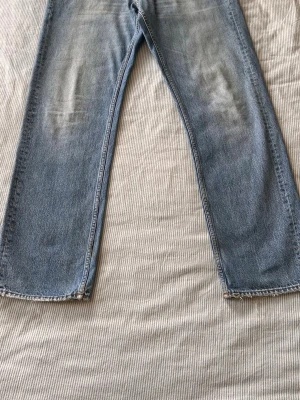 Tiger Of Sweden Jeans - Säljer ett par klassiska blå jeans med rak passform.  Jeansen har en avslappnad look och är tillverkade i denim. Perfekta för dig som gillar en tidlös och enkel stil.