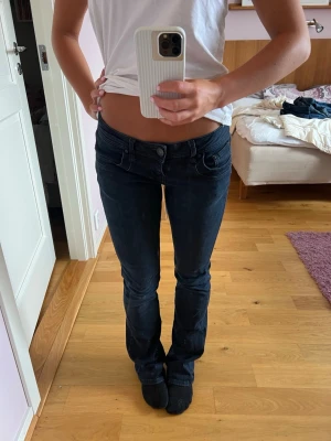 LTB jeans - Säljer ett par svarta bootcut jeans med låg midja och klassiska fem fickor, storlek 25/32