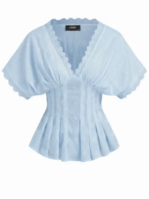 Ljusblå broderad blus från Cider - Supersöt ljusblå blus från Cider med broderade detaljer och volangkant. Blusen har v-ringning, korta vida ärmar och markerad midja som ger en feminin siluett. Har bara använt den vid ett tillfälle men, den är super fin men tyvärr för stor för mig.