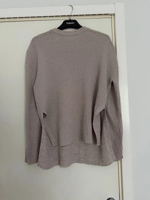 Beigeset stickad tröja och byxa H&M - Säljer ett ribbstickat set från h&m. Storlek xs. Passar xs/s