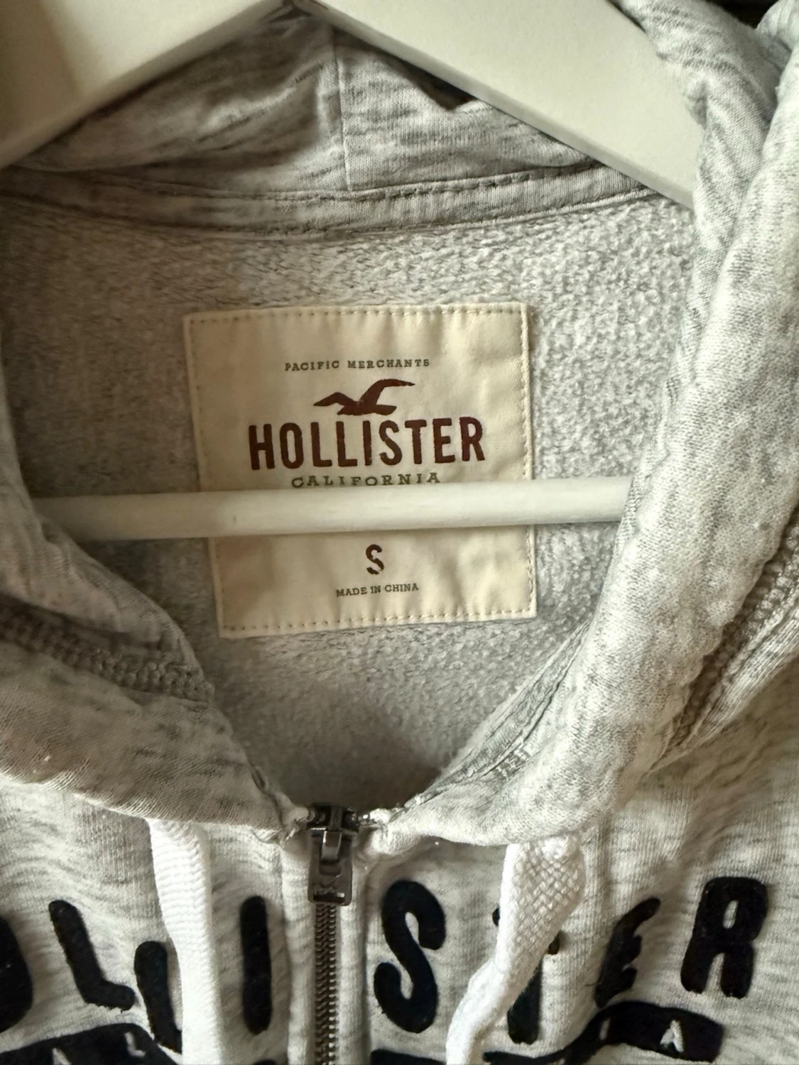 Grå zip hoodie från Hollister - 3