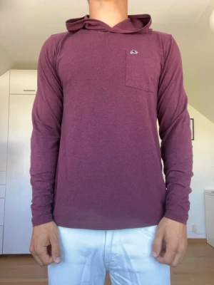 Vinröd hoodie - Tunn Vinröd hoodie från Vineyard Vines i strl S. Inga defekter. Tröjan är tillverkad i bomull, polyester och spandex. Modellen är 178 cm och väger 77 kg. Hör gärna av dig vid frågor!