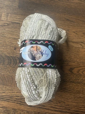 Volanggarn Abby  - Säljer ett garn för att sticka en snygg volangsjal. Detta garn har små paljetter.  Om man vill se hur en färdig sjal ser ut, skicka ett meddelande så skickar jag en bild.