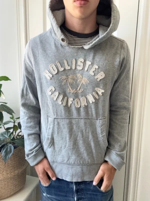 Hollister hoodie  - Hollister hoodie, Inga defekter! Modellen i bilderna är 180 cm 75 kg och bär Storlek M , Kom med frågor! 🌟 (Kan gå ned i pris vid köp av paket 😉) 