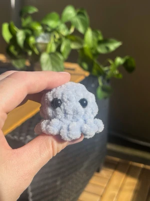 Virkad minibläckfisk - Supersöt liten ljusblå bläckfisk 🐙  Virkad i mjukt polyestergarn. 🧶 Perfekt som dekoration eller present. 🎁 Handgjord och unik, passar dig som gillar gulliga detaljer. 💖