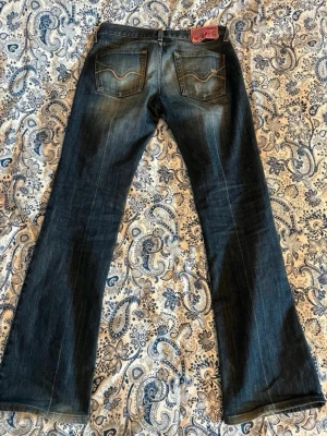 Replay jeans  - Köpte från en annan på vinted men de var tyvärr för stora för mig. Waist 27 och length 34. Jeansen har några få slitningar nere och undersidan av lappen har tråden lossnat lite annars har är dom i bra skick.                               Innerbenslängd: ca 78cm Midjemått: rakt över ca 38cm