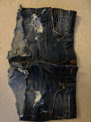 Snygga jeansshorts  - Lowwaist mörkblå jeansshorts passar xxs-xs 
