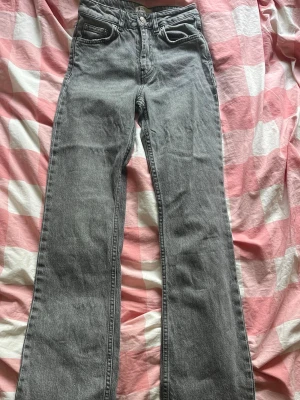 Grå jeans från Gina  - Medel högmidja, sitter bra och är fortfarande i bra skick. Skriv om ni vill ha fler bilder eller har frågor.💞
