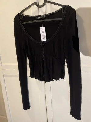 Svart tröja - En svart ny oanvänd tröja från gina tricot i storlek XS.