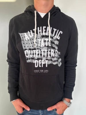 Svart hoodie med tryck - Strl - L | Skick - 10/10 | Nypris - ca 800kr (säljs ej längre) | Vid minsta lilla fundering är det bara att höra av sig!