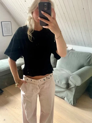 Svart figursydd t shirt - Säljer en svart topp med vida korta ärmar och rund hals. Toppen har en enkel och stilren design som passar till mycket. Perfekt för dig som gillar en avslappnad men trendig look.
