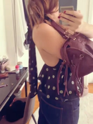 Svart prickig halterneck topp - Helt ny!!!        Säljer en svart halterneck topp med mint prickar. Toppen är ärmlös och har öppen rygg med knyt i nacken. Perfekt för dig som gillar en cool och trendig look. Materialet känns lätt och luftigt, perfekt för varma dagar.