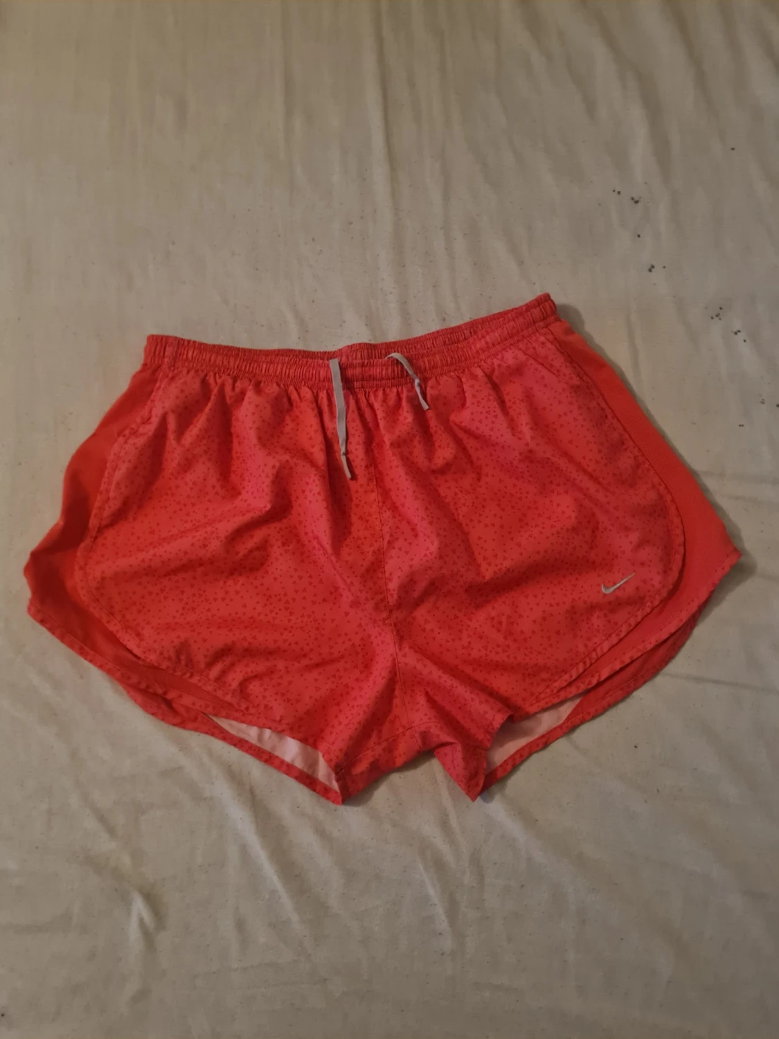 Röda träningsshorts från Nike