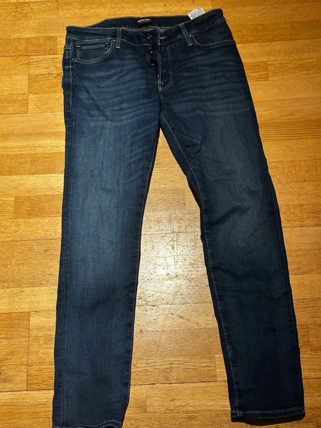 Mörkblå slim jeans med knappar