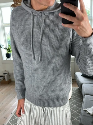 Stickad Hoodie Grå - Stilren, trendig och perfekt i alla tillfällen! Mått: A:54 B:47 C:40 D:60 (cm) Skriv vid fundering 😇🙌