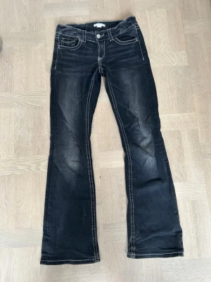 Gina byxor - Säljer dessa utsvänga jeans ifrån gina tricot i storlek 158cm. Skickas samma dag som köp. Ställ gärna frågor. ❤️