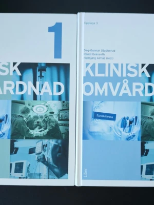 Klinisk omvårdnad 1 & 2 – Upplaga 3 - Två böcker i serien Klinisk omvårdnad, del 1 och 2, med vit och ljusblå hård pärm. Böckerna är skrivna av Dag-Gunnar Stubberud, Randi Granseth och Hallbjørg Almås. Perfekt för dig som pluggar till sjuksköterska och behöver kurslitteratur inom omvårdnad. Dessa är uppskattade kursböcker som ger en stabil grund inom omvårdnad, klinisk bedömning, omvårdnadsprocessen och patientcentrerad vård. De fungerar även utmärkt som referenslitteratur för yrkesverksamma inom vården.