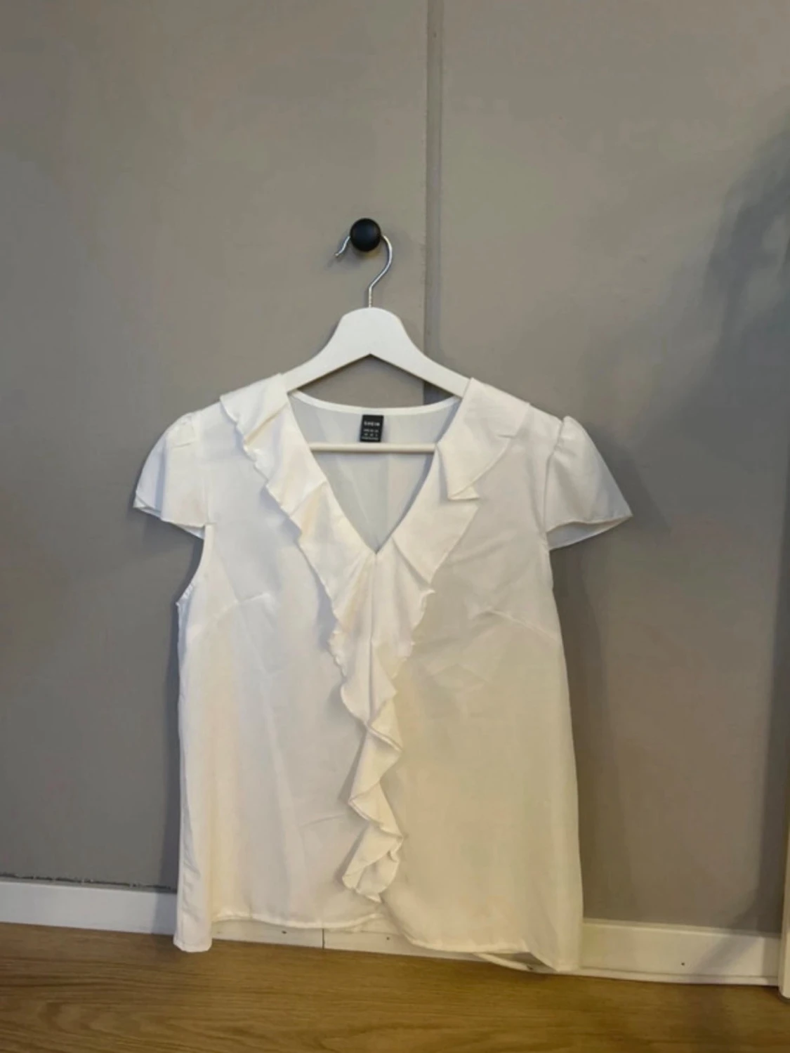 Vit blus med volang - 1