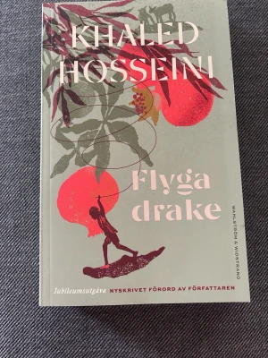 Flyga drake av Khaled Hosseini - Flyga drake av Khaled Hosseini är en jubileumsutgåva med nyskrivet förord. Omslaget är grått med illustrationer i rött, rosa och grönt. Romanen handlar om vänskap, lojalitet och uppoffringar i Afghanistan och USA. Perfekt för dig som gillar gripande berättelser.