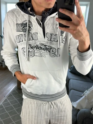 Hoodie unik  - Säljer nu denna extremt fetta hoodien från Camp David. Sjukt många snygga detaljer, bla en inbygga krage vilket ger hoodien riktig karaktär! Mått: A:46 B:49 C:44 D:61 (cm) Skriv vid fundering!😇🙌
