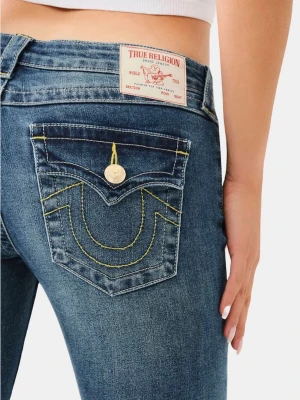 Bootcut jeans Joey från True Religion - Säljer ett par blå bootcut jeans från True Religion med klassisk femficksdesign och snygga kontrastsömmar. Jeansen har en något utsvängd passform och är tillverkade i denim med en lätt tvättad look. Perfekta för dig som gillar en avslappnad men trendig stil. Är dock klippta vid fötterna så att de passar längden ca 160-165