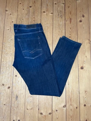 Replay anbass jeans  - Replay anbass jeans i nästan nyskick🤩 Jeansen är i storlek W32 L32. Hör av er vid minsta fundering🙌
