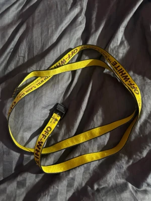 Off-White bälte - Off-White bälte i väldigt bra skick. Knappt använt. Original pris runt 2000kr har jag för mig 