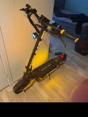 Elscooter Mini Pro  Blade med LED-belysning - Hej Säljer en svart och gul elscooter från Mini Pro Blade  med inbyggd LED-belysning längs ramen, digital display på styret och robusta däck. Scootern har handtag med gula detaljer och fram- samt bakljus för extra synlighet. Perfekt för smidig transport i stan. Har du Frågor Fråga Gärna Tack! Säljs Pga av inte Använder och Tar Onödig Plats i min Lägenhet Endast Avhämtning  Nypris 13500kr Priset är Både Fast och Prutat och klart  Fungerar Självklart Felfritt Går som en Klocka!!!!!  