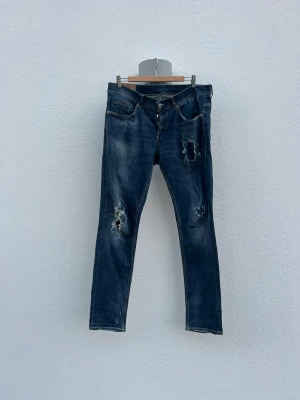Dondup George jeans - OBS: storleken som är insatt vet jag inte om den stämmer, så utgå från måtten!! || Blåa Dondup Jeans Med Slitningar || Model: George || Storlek: 35 || Mycket Snygga || Färg: Blå || Inga Defekter || Skick:9/10 || Nypris: Ca 2800kr || Mitt pris: 499kr || Pris: Diskuterbart || Skriv Vid Minsta Intresse Eller Fråga! || Bättre Pris Desto Fler Du Köper! ||