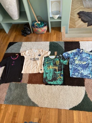 Samling fotbollströjor Nike & Adidas - 199 styck✅Storlek s och m✅Perfekt som streetwear, för fotboll och sommaren! Hör av er vid funderingar eller om ni vill ha fler bilder!