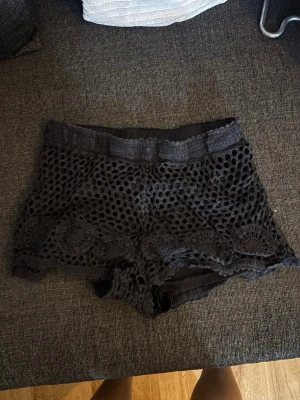 lågmidjade spetsshorts - svarta lågmidjade spetsshorts säljer även liknande i vit