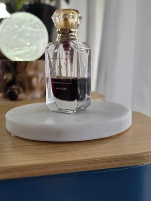 Kayali Vanilla 28 Eau de Parfum - Lyxig parfym från Kayali i doften Vanilla 28. 10 ml från början. Mängd kvar nu får uppskattas själv enligt bild. 