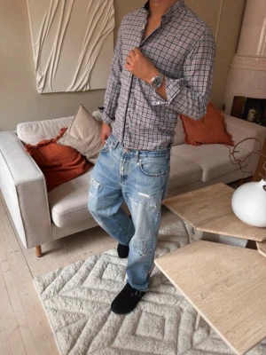 Vintage skjorta köpt i Monaco - Mycket bra skick, inga defekter! Passar dig som är mellan 180-190cm. Modellen är 185cm. Passar bra nu till våren! Skriv för mer information. Köpt i monaco
