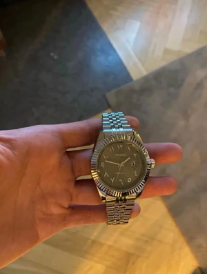 Helt Ny Seiko Mod Klocka - Säljer denna helt nya Seiko Mod klockan med vit urtavla och Arabic dial  Klockan har en batteridriven Quartz movement, Vid fler frågor eller funderingar skicka gärna ett pm, Mvh