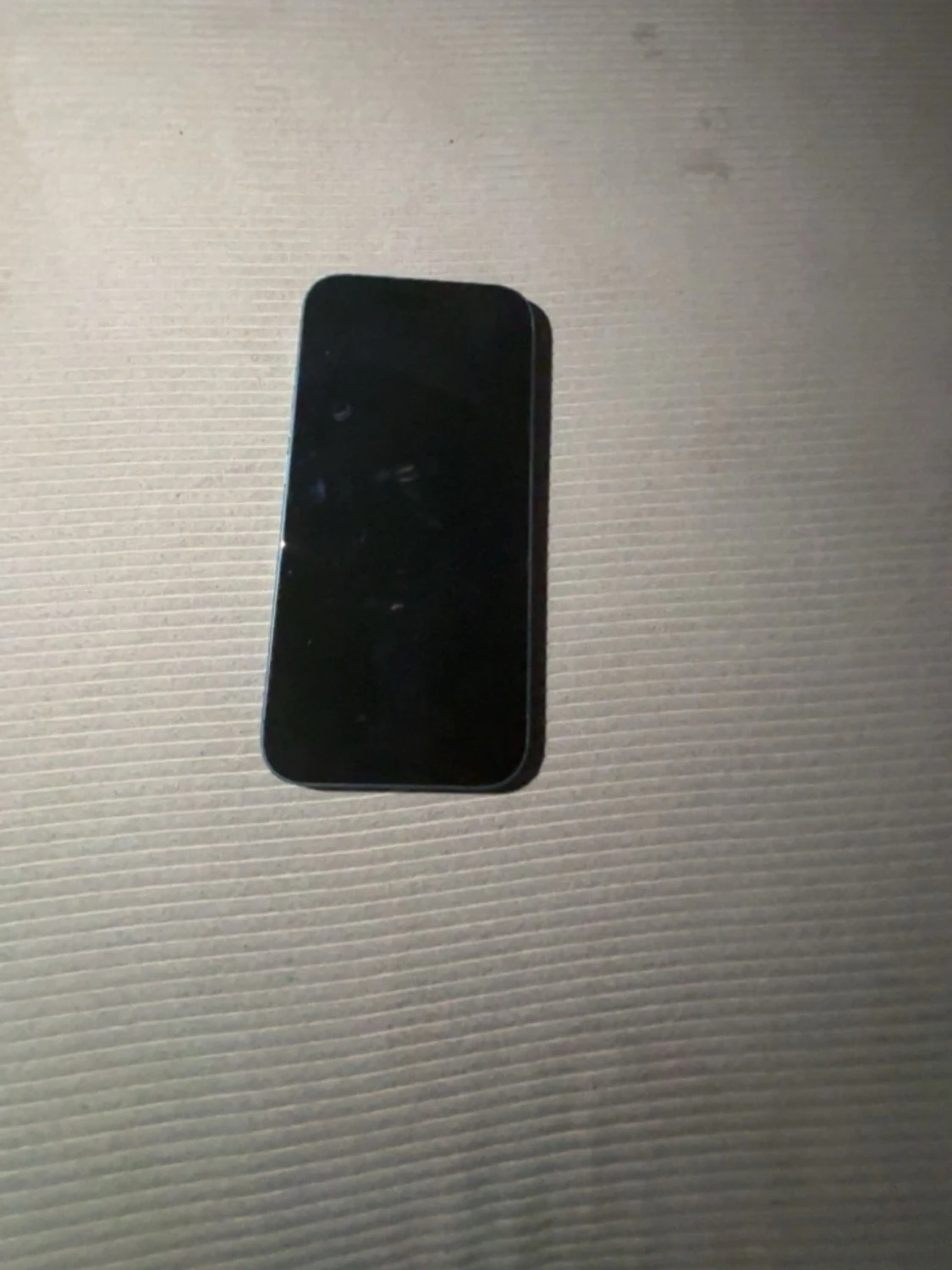 Blå iPhone med dubbla kameror