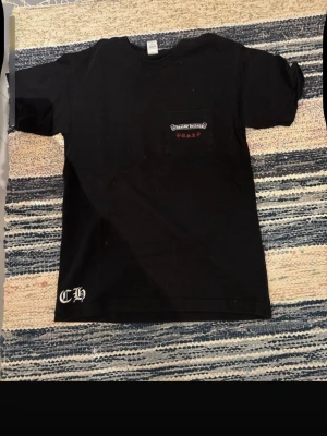 Svart Chrome Hearts t-shirt med flagga - Fet chrome hearts ”U.S.A” tshirt.                                                 Storlek S men passar M.                                                   Köpt på Vinted så oklart om den är äkta:(