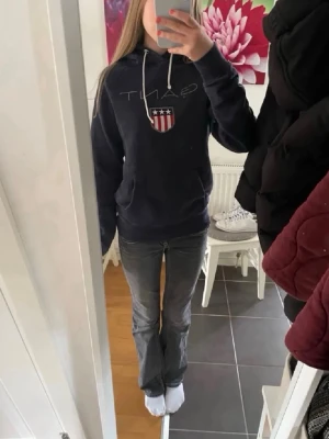 Marinblå GANT hoodie - Säljer en marinblå GANT hoodie i mycket bra skick!! Storleken står inte men skulle säga typ Xs-S💕